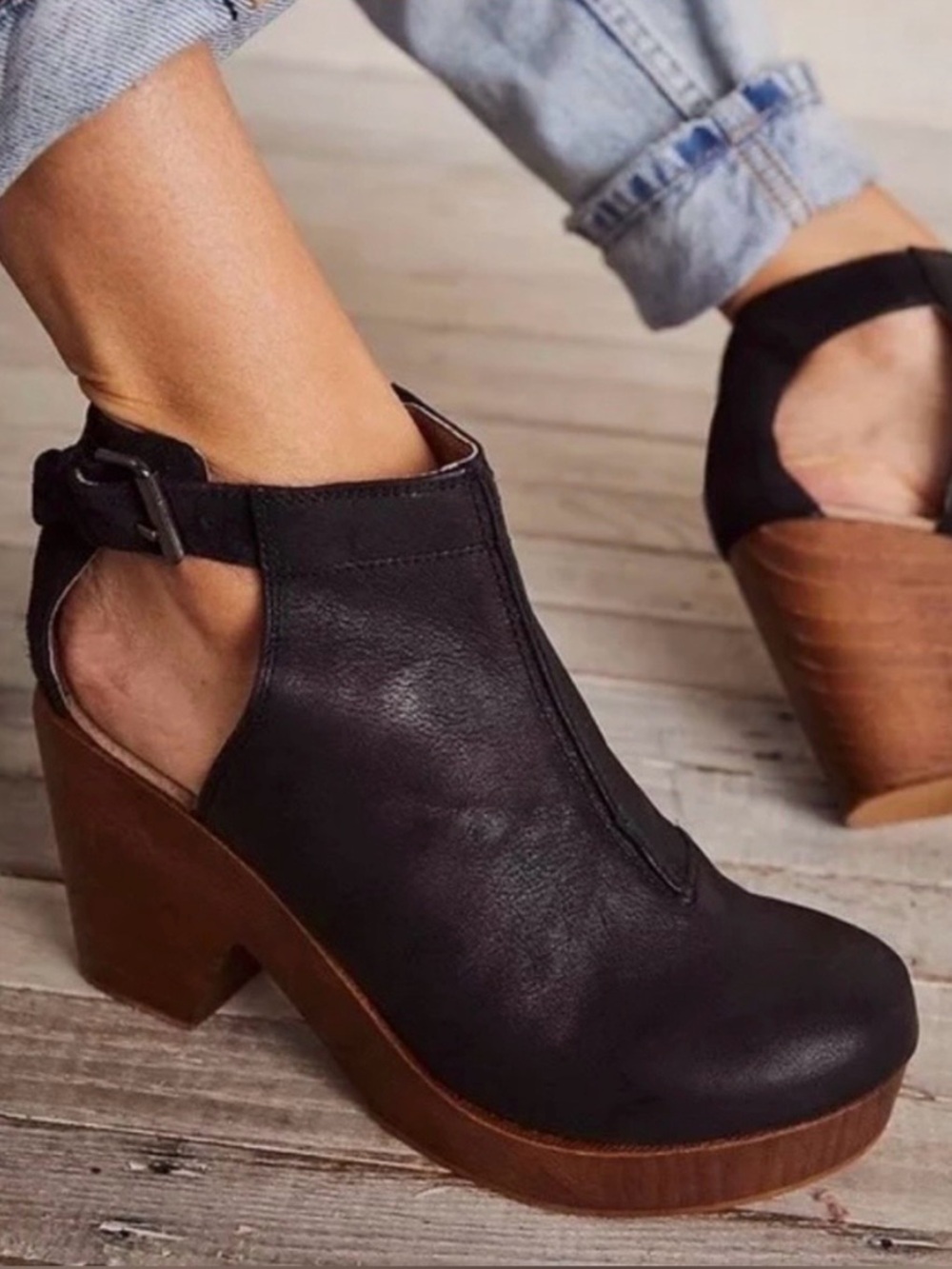 Free People Amber orchard clogs Black Leather and suede buckle size 8